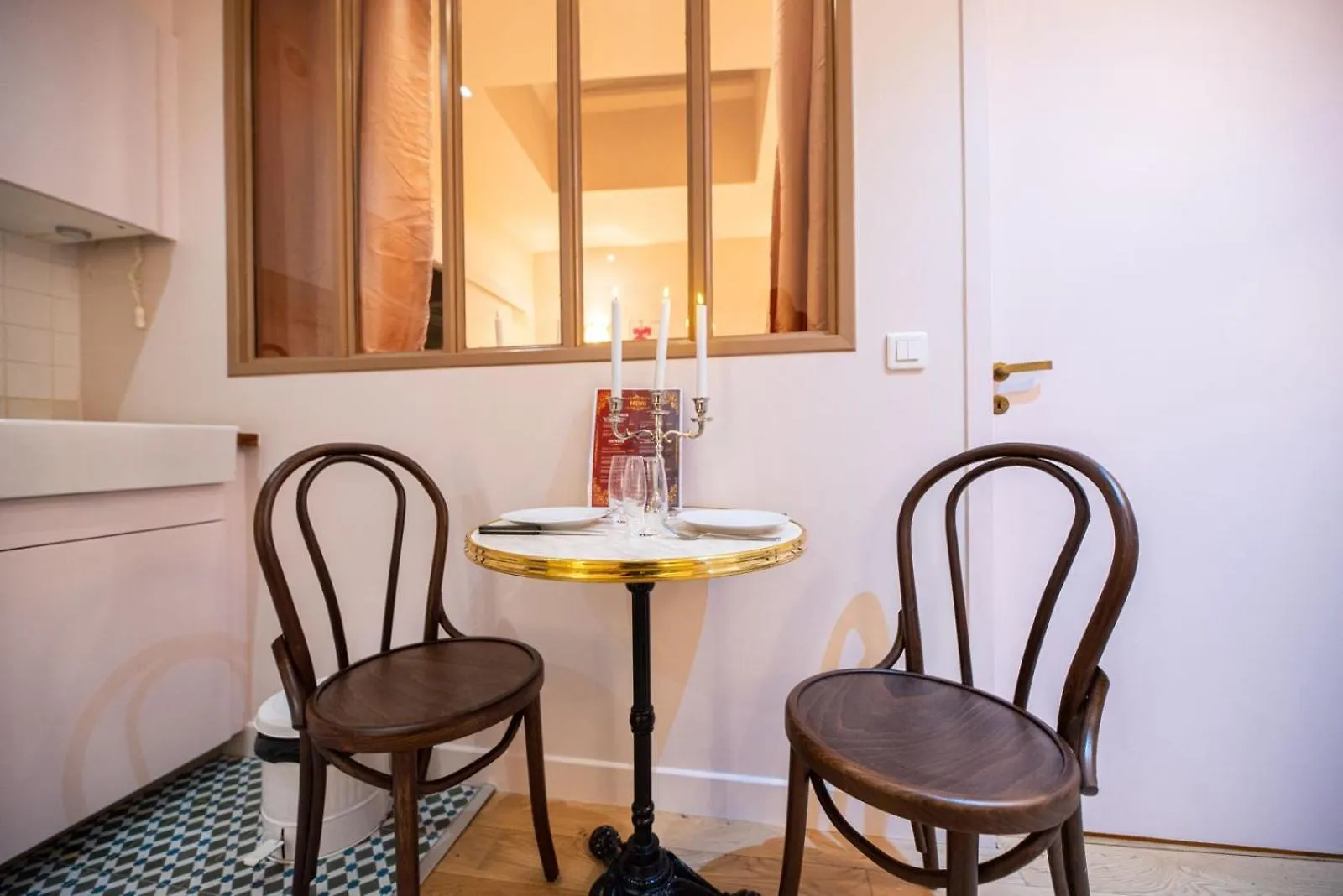 Vivez Le Paris D'Emily In Paris Apartment